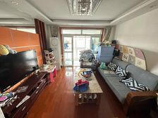 主卧朝南,小区中心位置,采光充足,得房率高