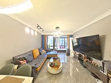 此房30万精装,全南落地窗大阳台,总高10层。