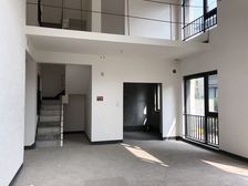 520万买 照母山商圈 法式合院端户 花园130平