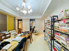 照母山。 香港置地约克郡汀兰 三房双卫 182万房源保真