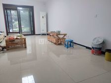一楼带南向院子 全新装修空房厨卫齐全 地理位置优越