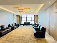 整层 豪华装修 全景东湖 接待办公的老板看过来