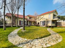 小区仅此一套z大z优户型,双面临河,集中朝南花园1100平