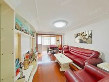 稀有底楼复式,带大院子,前面是花园,采光好,房东诚意卖。