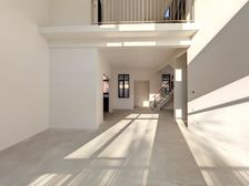 龙湖九里晴川 纯毛坯5室别墅 临街位置带60平米小院 带车位