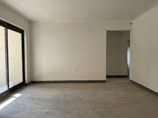 一楼带大花园端户花园有175平还送两层地下室离轻轨站500米