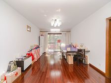 安静位置,楼梯3楼,飞机户型大三房,满五年一套,有书包