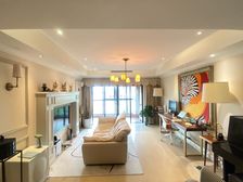 观音桥商圈 轻轨3号线出口 精装大三房 房子维护得很好 推荐