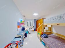 正规三居室!南北向田字格户型,大阳台,得房率超高!大客厅!