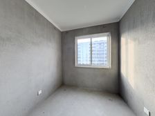 新房,近公交站医院菜场。位置中庭楼层适中。