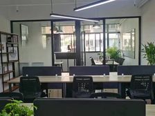 独立空调可开启,简洁整齐装修、配有家具、拎包入住、电子门锁