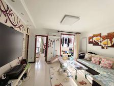 此房房龄新,南北通透,正规三居,楼层低,采光好