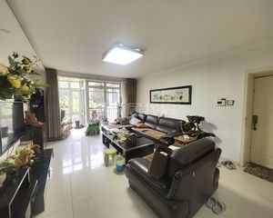 南门外一楼带院国标三室视野开阔停车方便户型通透