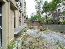 内圈带花园底跃,花园面积200+,已完成水电气、中央空调地暖