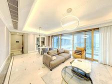 品质精装修大平层,外观是玻璃幕墙,小区环境优美,出行便利