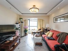 南北通透的户型,采光通风很好,户型方正,洋房小高层,带阁楼