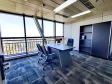 东四环地标地铁大郊亭站金长安大厦251平精装遗留带家具出租