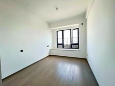 送车位 南向望花园 全新精装未住,旁 滨江公园