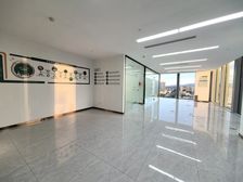 带阳台的200平写字楼出租44元,高层边位双采光随时看楼