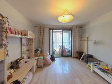 华亭国际,2室2厅2卫,客厅朝南,客厅带阳台