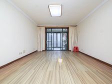 使用面积高 送20+平米的朝南大花园 南北通透 郁金香公园旁