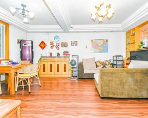 施家花园稀缺三开间 朝南双阳台