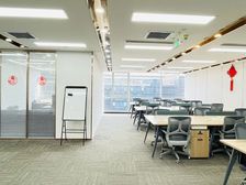 正对电梯368平精装修并配备办公家具绿植5个加30个工位