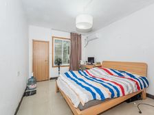 保小新出。一室一厅一卫,南北向,全套家具家电,带院子