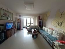 珑园电梯三楼 大四室 精装修 随时看房 可议