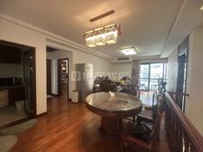 巨亏40个,买一层得两层,带车位,带花园,很少住很新拎包入住