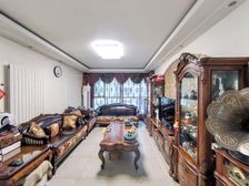 香海园南北通透三居室,三卧室朝南东边户,有租赁车位