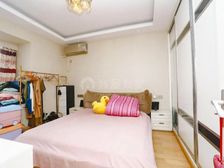 三房朝南,一线湖景。距离金沙湖近,离天街近,精装修,业主诚心