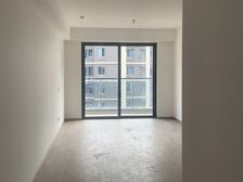 此房为东区东边套,无遮挡,可看江,视野好