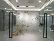 雅宝东方国际315平,家具齐全拎包入住,月租金仅1.5万。