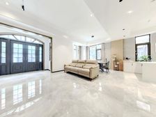 新上独墅岛,22年底300万新装修,保养好,联排边户,大院子