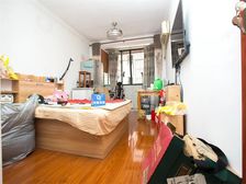 低楼层,朝南东边套一室一厅,厨卫朝东,采光非常好,近轨交