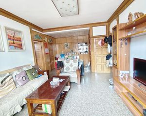 带龙翔书包 农贸市场旁 向阳新村小区精装三居室