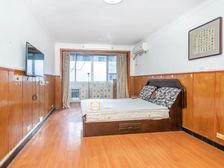 长风公园旁 电梯朝南中间楼层 满五年诚意售