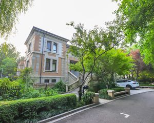 独栋别墅 郎朗居住 占地一亩半 业主急售 看房方便价位可谈