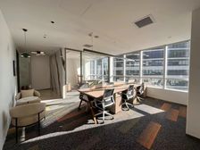 望京soho新出100平 精装带家具 正对电梯 朝南向 采光