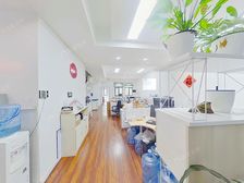 (新上房源)联排别墅 上下四层 产权车位二个 前后绿地