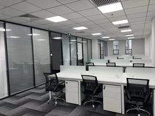 5走到地铁的写字楼,精装修,带家具