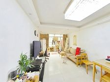 南北通小两房!带天井!精装修!诚售!位置安静,看房方便!