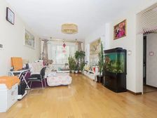 纳帕澜郡精装修2居室,客厅和主卧朝南,次卧和厨房朝北,中间楼