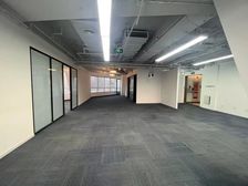 望京soho年底特价 房东直租 采光好 4间隔间 随时看