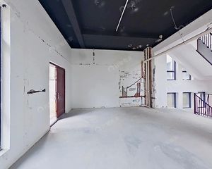 此房满五年,无户口,边套大花园,看房都方便的。