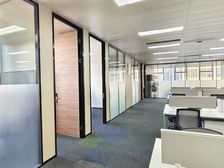 万科中心 960平可分割 11+40人卡位 精装 全配 含税