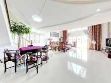 顶楼,南向景观视野好,可以种菜种花种树。