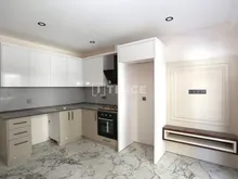 位于安塔利亚康雅尔蒂的带泳池和停车位的公寓