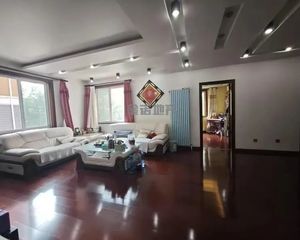镜春园 降价房源 精装三室双卫 客厅有窗户 有